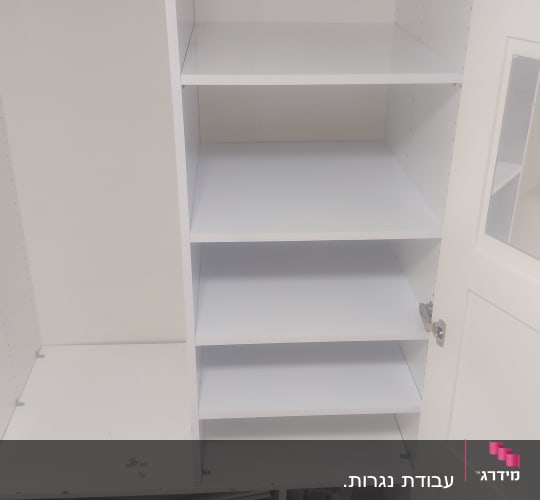 ארון לבן עם מדפים וכלי עבודה עליון